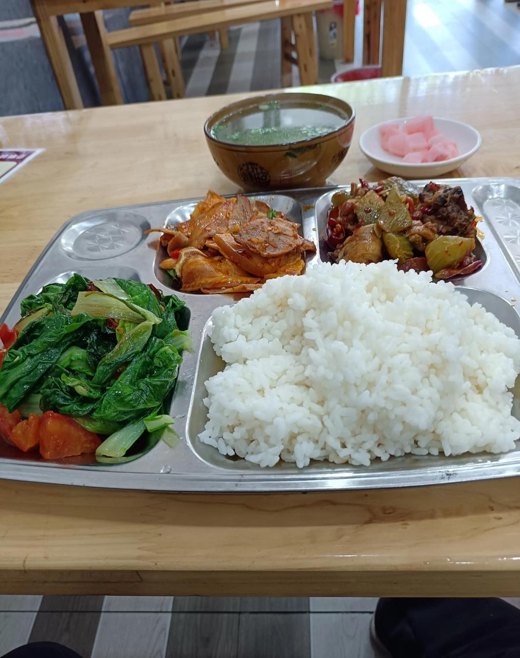 深圳坑梓职工食堂承包与团体餐配送 六元两荤一素的快餐服务